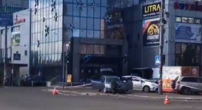 В Киеве сообщили о заминировании авто возле ТРЦ: территорию оцепили (видео)