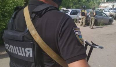 В украинской Полтаве угонщик с гранатой взял в заложники полковника полиции