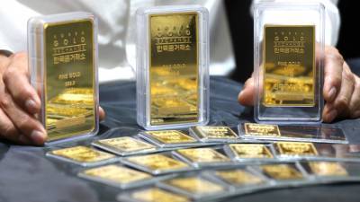 Инвесторы скупают золото и серебро: цена драгметаллов быстро растет