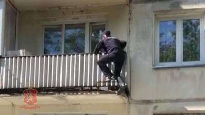 Красноярские полицейские помогли старушке попасть в квартиру.