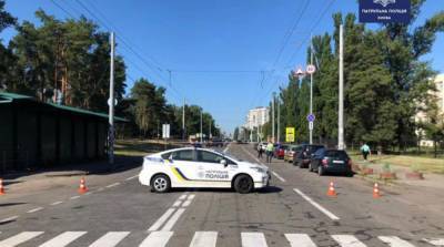 В Киеве на остановке транспорта нашли подозрительный предмет