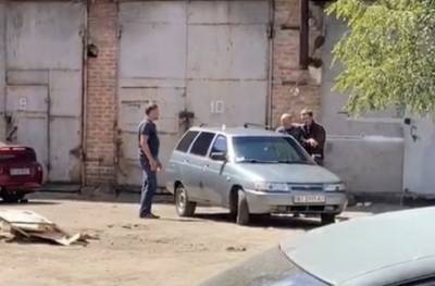 В украинской Полтаве подозреваемый в угоне автомобиля захватил в заложники силовика
