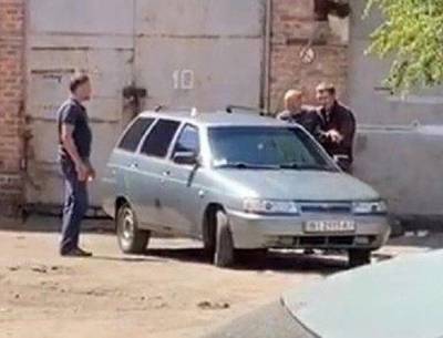 В Полтаве мужчина, угрожающий взорвать гранату, взял в заложники полицейского
