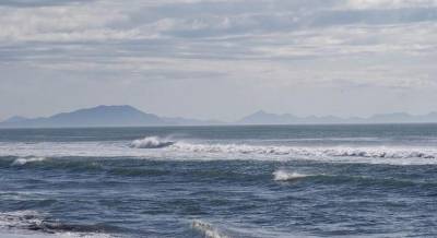 В Северной Ирландии подростка смыла океанская волна во время позирования (видео)