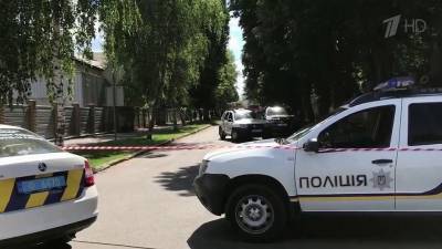 На Украине в Полтаве неизвестный захватил заложника и угрожает взорвать гранату