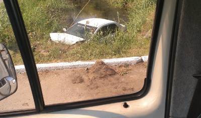Автомобиль такси оказался в канаве на улице Щербакова в Тюмени