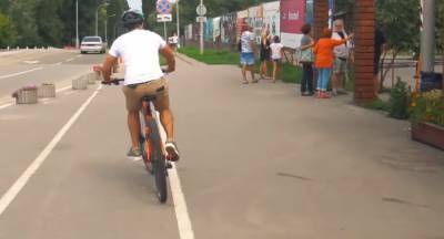 Киевлян "обрадовали" новой велодорожкой, фото: "путь в столб"