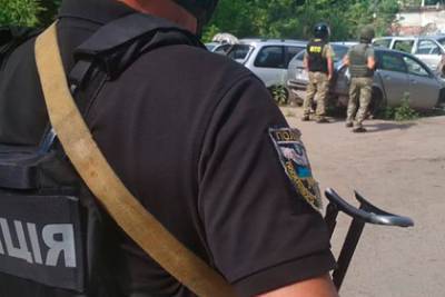 Украинец с гранатой и заложником-полицейским направился в Киев