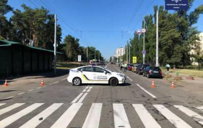 В Киеве возобновили движение по улице Киото: взрывчатку в пакете не обнаружили