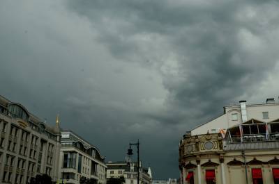 «Желтый» уровень погодной опасности объявили в Москве из-за грозы 24 июля