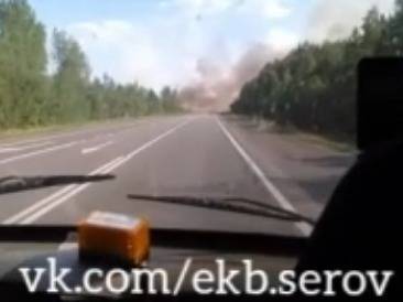 Лесные пожары подбираются к Серовской трассе: дорога в дыму, над деревьями - языки пламени