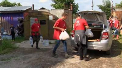 Новости на "России 24". Еда, вода, одежда: волонтеры помогают пострадавшим от паводка в Нижних Сергах
