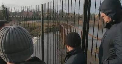 Суд обязал бизнесмена демонтировать забор под Гурьевском, перегородивший мост через реку