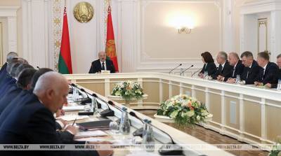 Лукашенко потребовал решительно реагировать на деструктив в СМИ, несмотря на электоральную кампанию