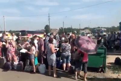 Террористы «ДНР» выдворили со своего КПП большую группу людей