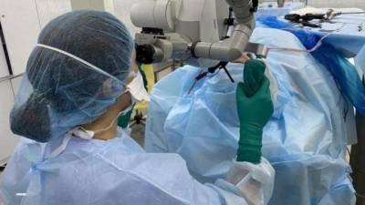 Н.Н.Петров - Петербургские врачи провели уникальную лазерную операцию по удалению опухоли на гортани - piter.tv