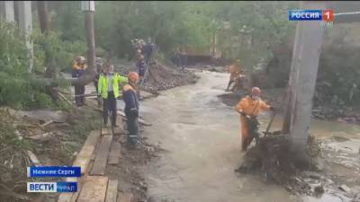 ЧС в Нижних Сергах: спасатели расчищают русло реки Заставка
