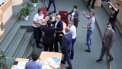 Депутаты устроили потасовку на заседании Саратовской облдумы