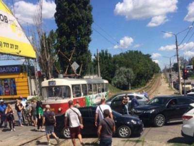 ДТП в Харькове: автомобиль врезался в трамвай