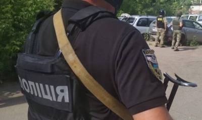 На Украине мужчина, взявший в заложники начальника угрозыска, неожиданно скрылся в лесу