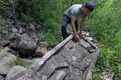 Археологи обнаружили загадочные стелы с «рогатыми» людьми