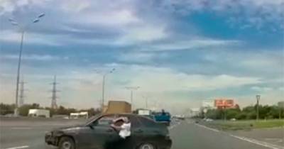 На МКАД водитель руками остановил неуправляемый автомобиль