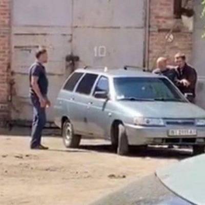 Мужчина, захвативший полицейского в Полтаве, отпустил заложника и скрылся