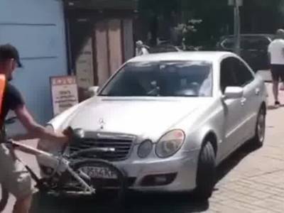 В центре Киева автоледи на Mercedes таранила курьера на тротуаре