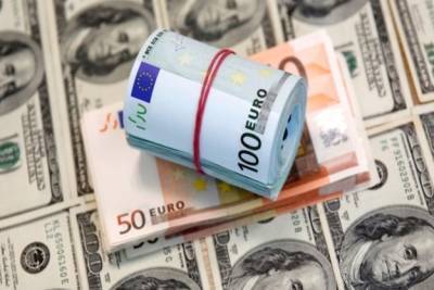 Курс доллара и евро неожиданно просели: что происходит с валютой