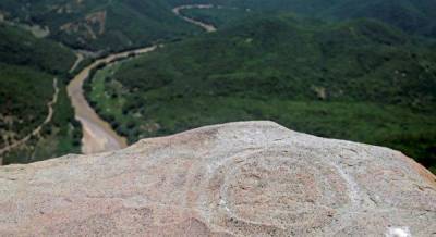 В Мексике нашли странные колонны с изображением рогатых людей, которым 1,5 тысячи лет (фото)