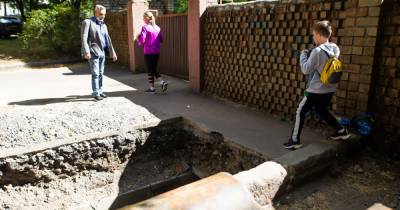 Провода-"сопли" и неогороженные ямы: Силанов нашёл огрехи в реконструкции сквера на Рокоссовского - klops.ru - Калининград