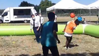 Макрон зарядил мячом в голову подростка (видео)