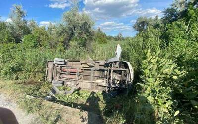 На Днепропетровщине автобус вылетел в кювет: 12 пострадавших