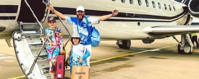Филипп Киркоров улетел с детьми на частном самолете на Крит
