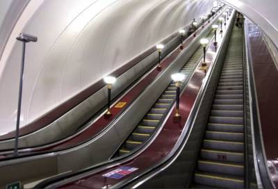 Очевидцы: эскалатор «зажевал» ногу женщины на станции метро «Маяковская» в Петербурге
