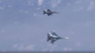 Су-27 перехватил летевшего к границе России американского разведчика
