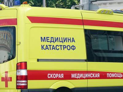 В Петербурге спасатели сняли свисавшего с балкона 17-го этажа мужчину
