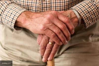 Пожилым людям в домах престарелых в Британии разрешат принимать посетителей
