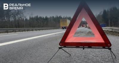 В Казани машина влетела в отбойник на мосту — видео