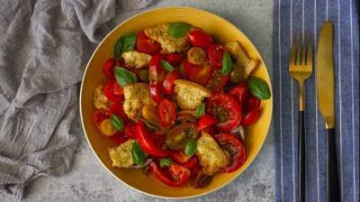 Израильско-итальянский салат: помидоры, песто, пита
