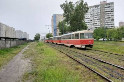В Одессе неизвестные забросали камнями один трамвай, а в другом изрезали сиденья