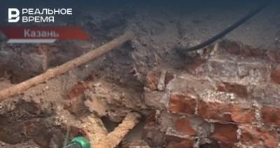 Возле Казанского кремля рабочие обнаружили останки старинного фундамента — видео