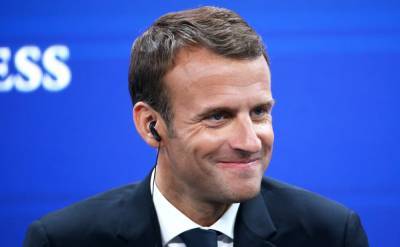 Президент Франции Макрон попал мячом в голову подростку
