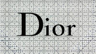 Дом моды Dior провел показ без зрителей — видео