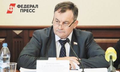 Новосибирский депутат извинился за предвыборный плакат со словами из песни Макаревича