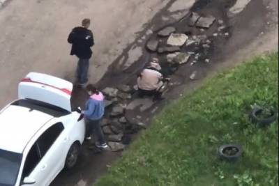 Ярославцев опят «застукали» за самостоятельным ремонтом дорог – занимаются «вандализмом»