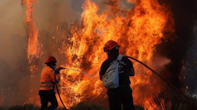 В Греции штормовой ветер вывел из-под контроля природные пожары