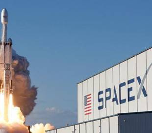 Перед запуском астронавтов SpaceX привлекла 346 млн долларов