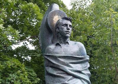 Монументу Высоцкому на Ваганьковском кладбище поменяли выражение лица