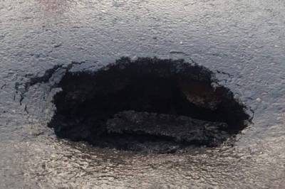 В Орле депутат во время проверки покрытия дорог снял кусок асфальта